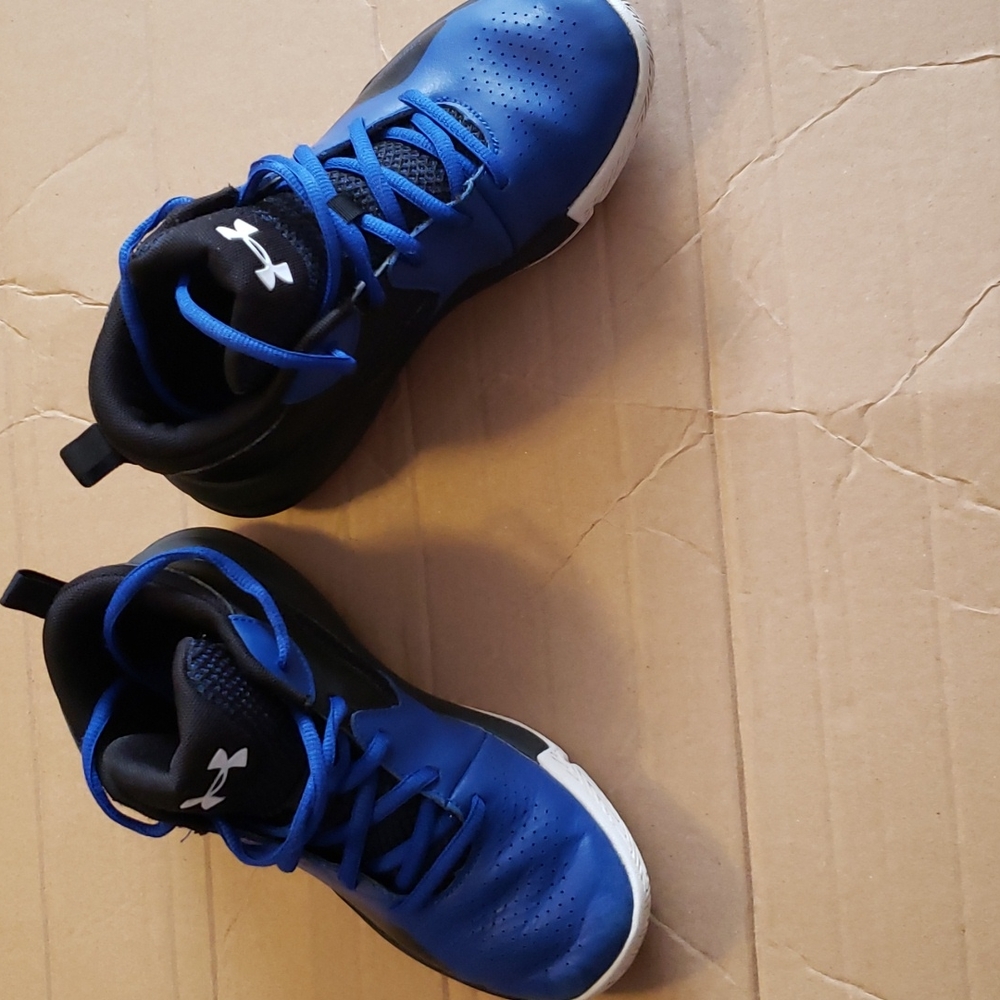 Under armour size 4 youth sneaker
